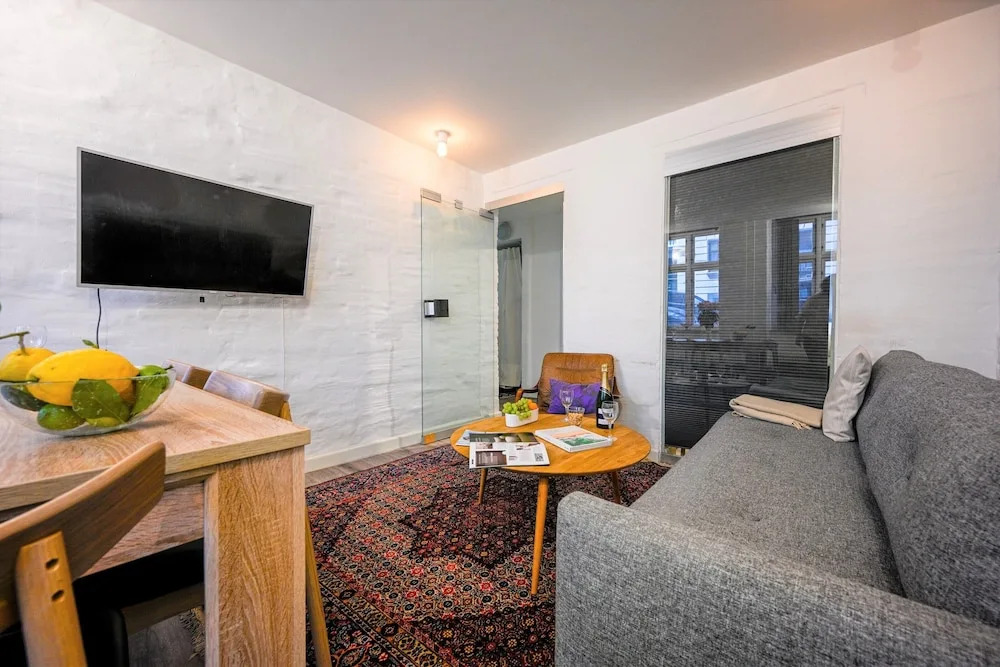Lake - Pleasant 2-bdr Apt in City Center