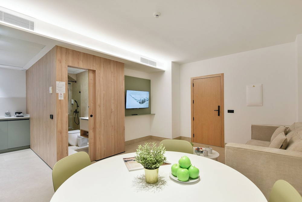OH Suites Paseo de las Canteras 58