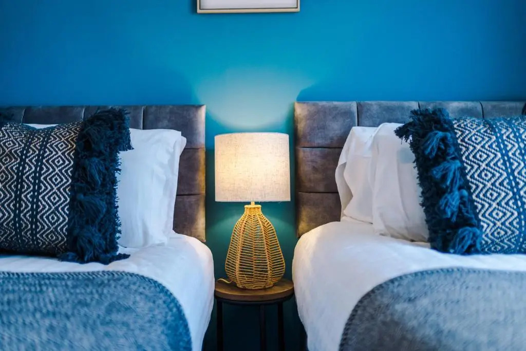Rest&Recharge @ Windsor House (2 Bedrooms, 4 Beds, Free Parking)