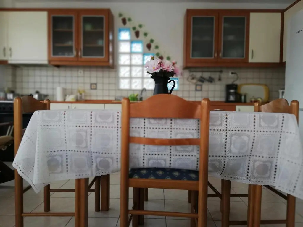 Doras House comfortable apartment with a yard and view