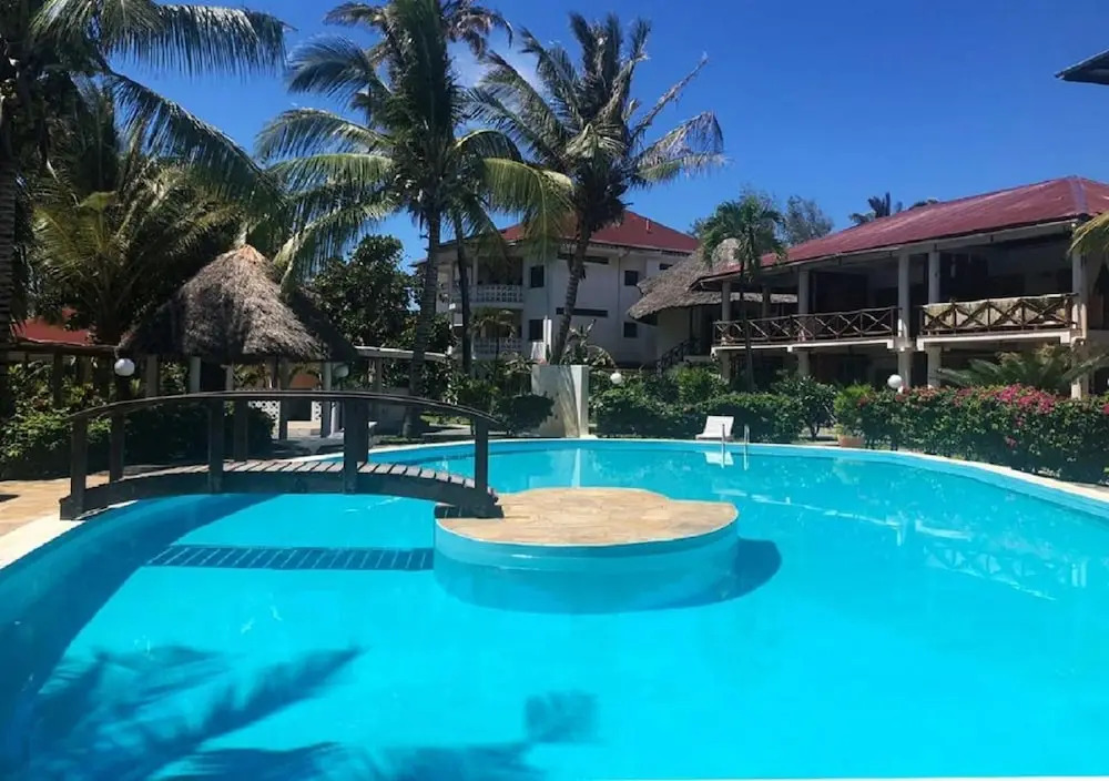 Room in Guest Room - Beautiful Ascot Residence Right on White Sandy Beach