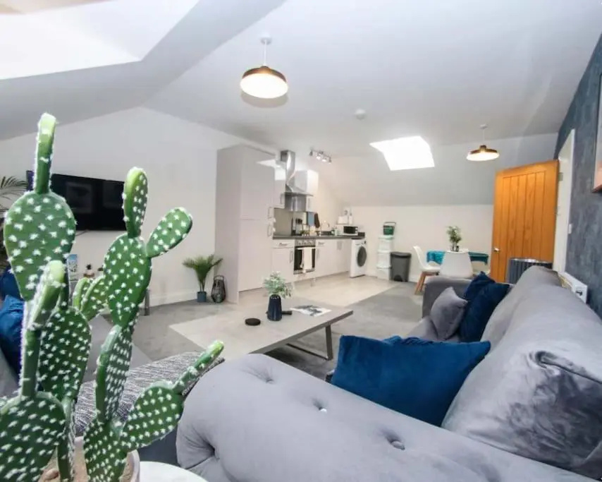 No11 Luxe Living Guest House-Sleeps 6-Family Friendly-Private Parking-Wifi-City-Beach