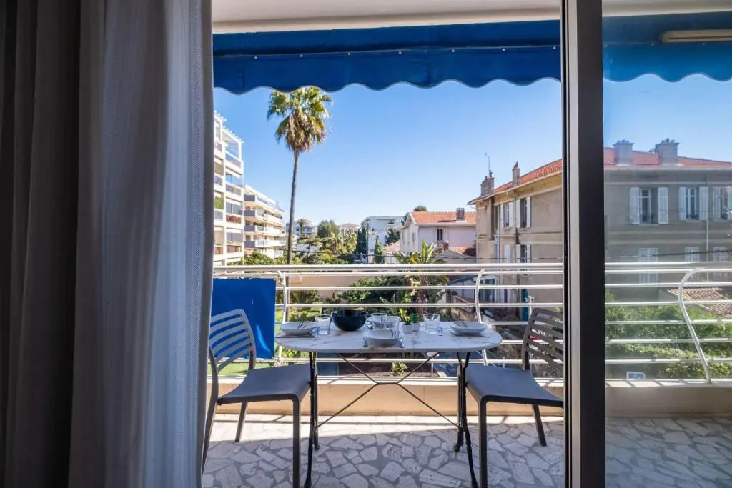 SERRENDY 2-bedroom apartment with terrace and parking only 100 meters