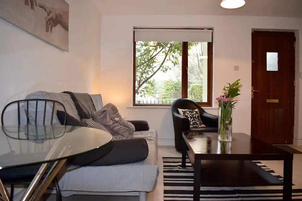 1 Bedroom Flat 5 Minutes Away From Stephens Green