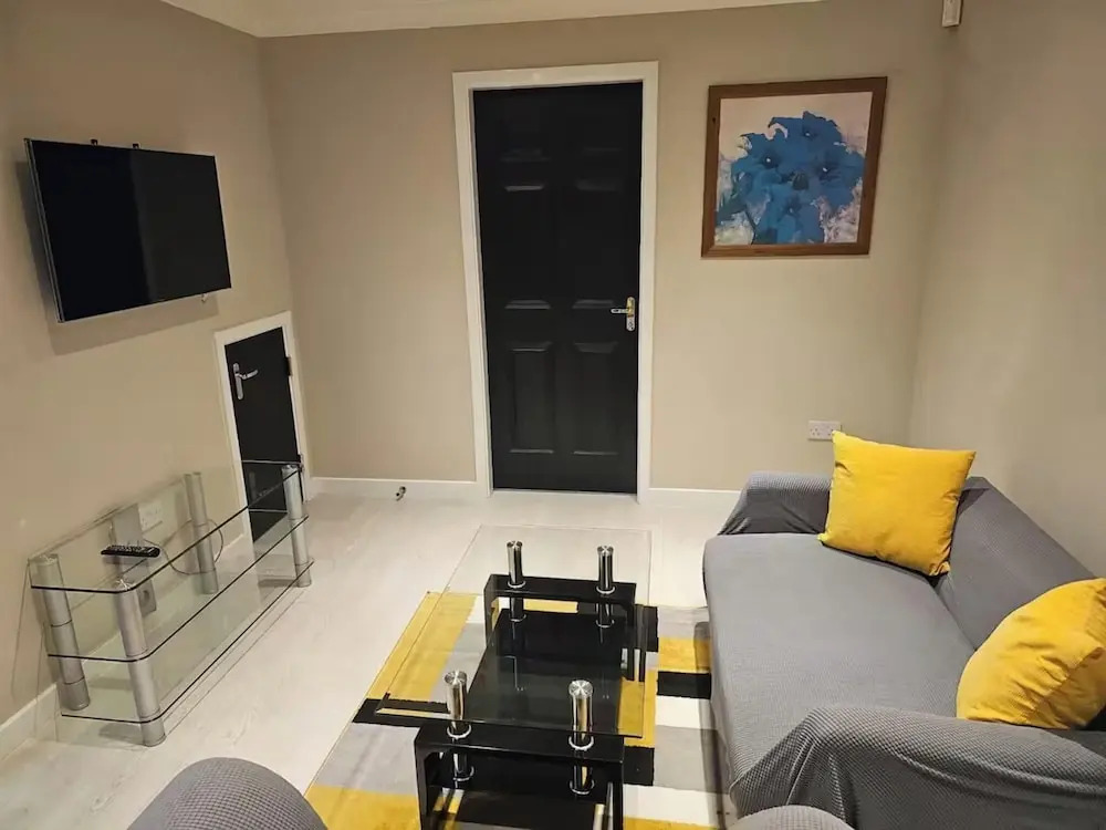 Charming 3 Bed Home in Stepps, Glasgow - Garden & Patio