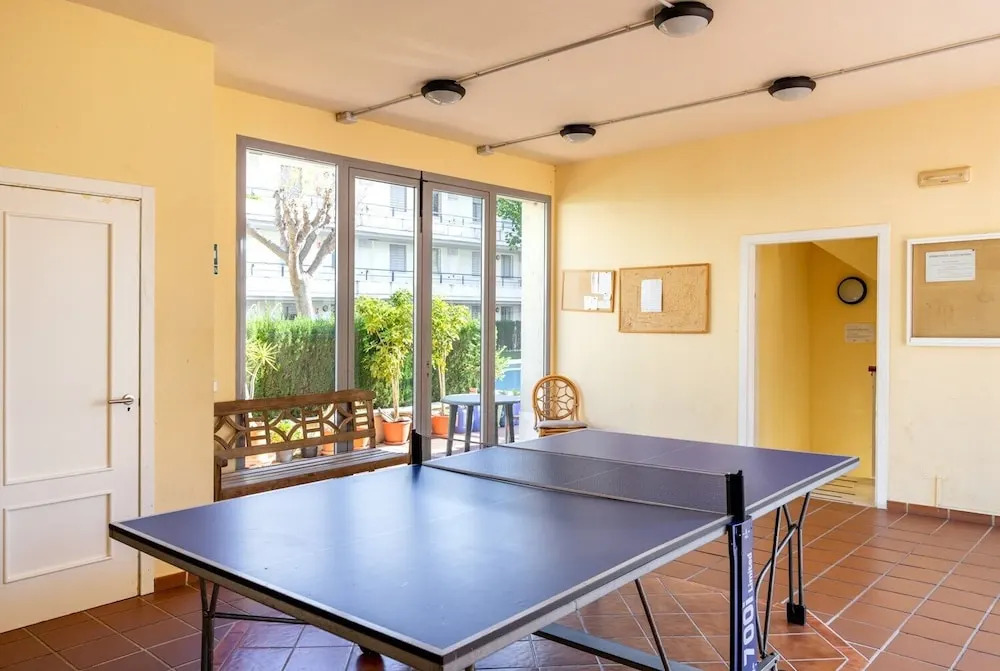 2BR  Apartment with Sea View, Gym and Pool Ref 129