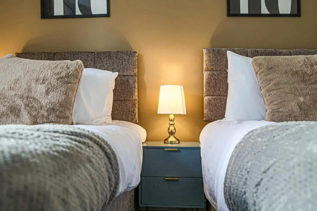 Oakridge House • Parking • Fast WiFi • Smart TVs • Garden • Self-Check-In • Yoko Property