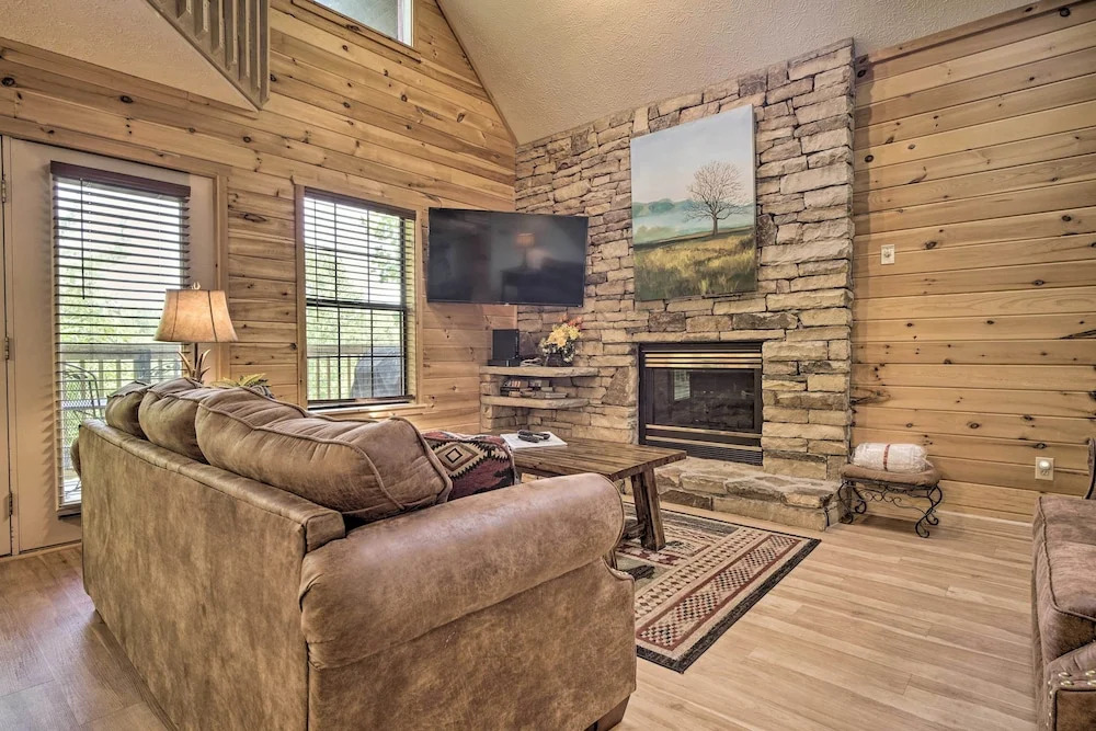 Hot Tub & Private Deck: Rustic Pigeon Forge Cabin