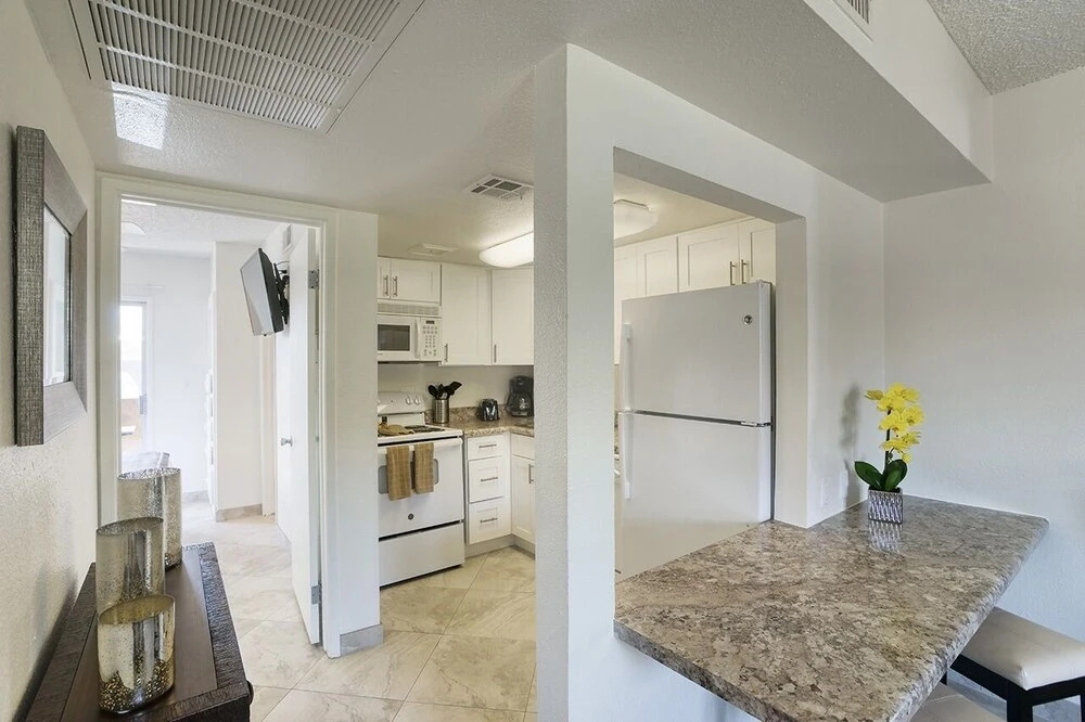211 Fully Furnished 1BR Suite-Outdoor Pool! by RedAwning