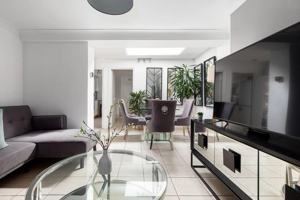 Magnificent 2 Bed Garden Flat in Oval