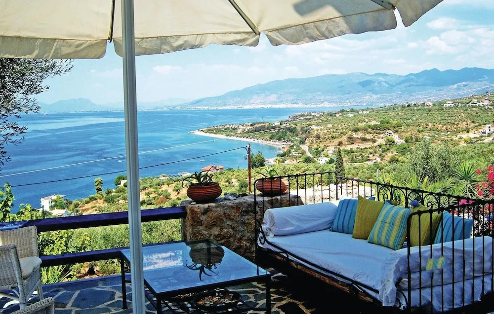 2 Bedroom Lovely Home In Kalamata