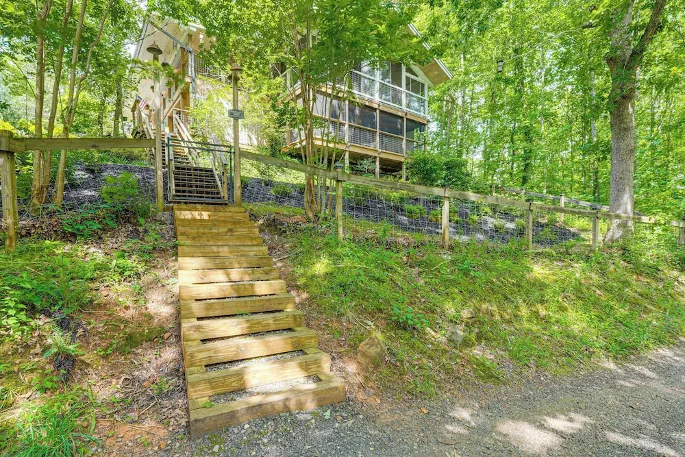 Hiawassee Getaway w/ Hot Tub, Deck & Lake Access!