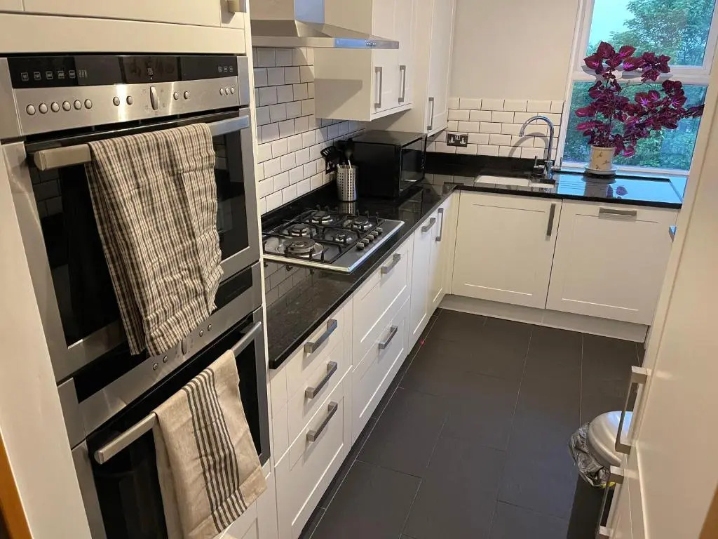 Spacious 2-Bedroom Flat Near Surbiton Station