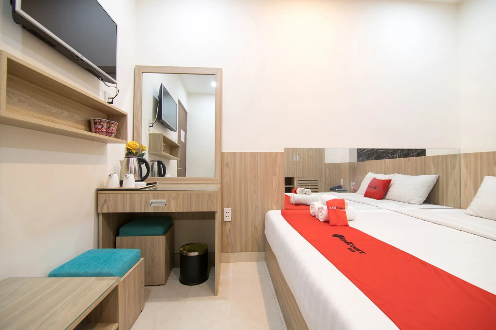 RedDoorz Plus near Le Quang Dinh Street