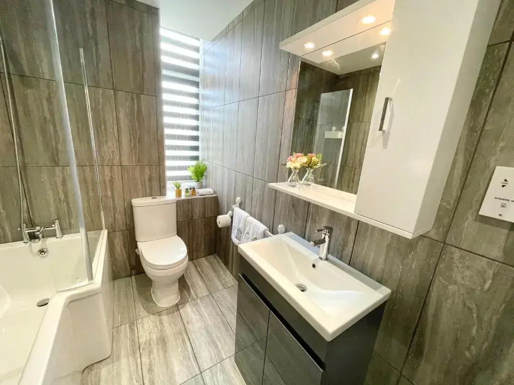 Modern Family Apartment FREE Parking and Gym by Beach