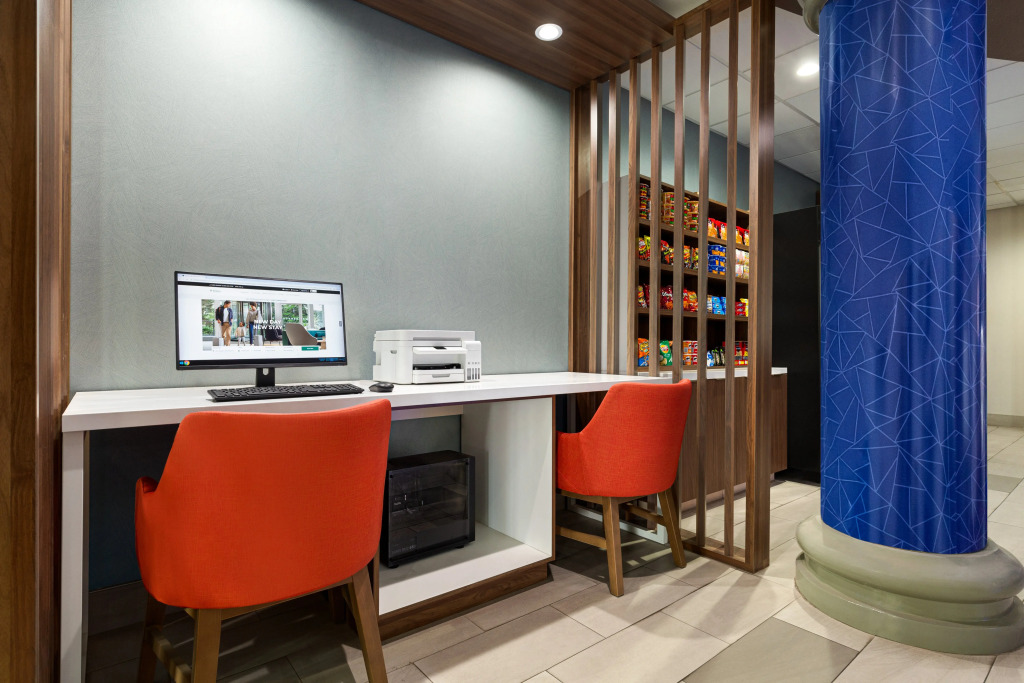 Holiday Inn Express and Suites Bakersfield Central by IHG