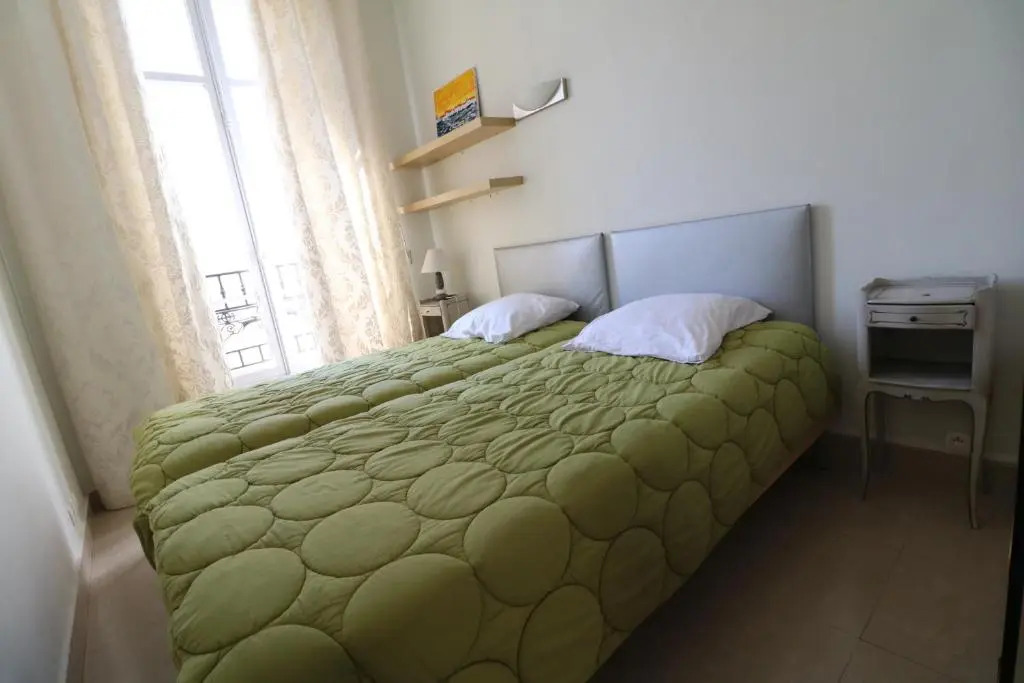 2 Bedroom Forville. 8 Mins From the Palais. 328