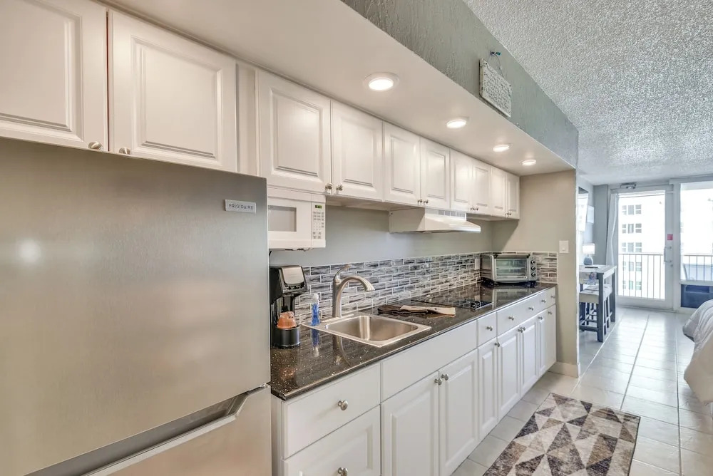 Breezy Daytona Beach Studio w/ Balcony & Views!