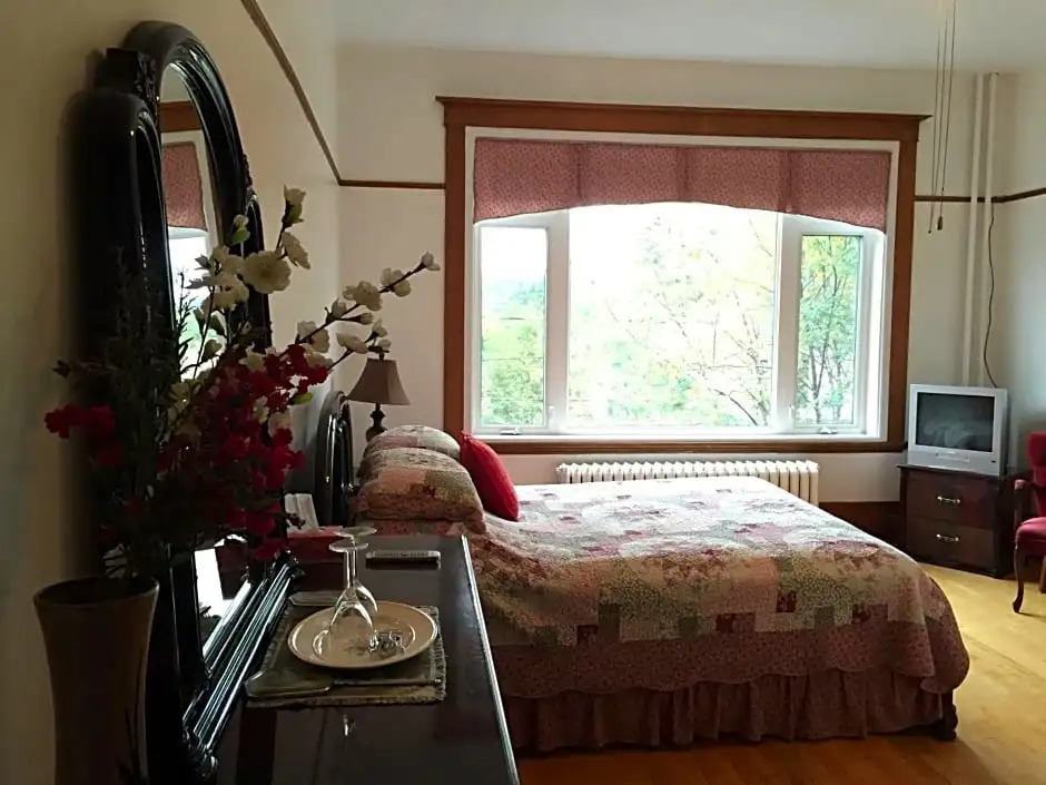 Le Petit Château Montebello B&B