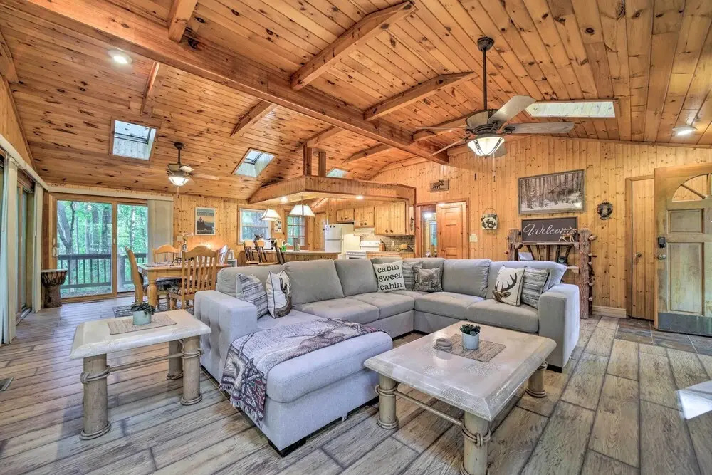 Fire Pit & Grill: Cozy Cabin in Lake Toxaway!