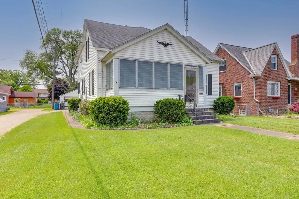 Home w/ Screened-in Porch < 1 Mi to Lake Erie