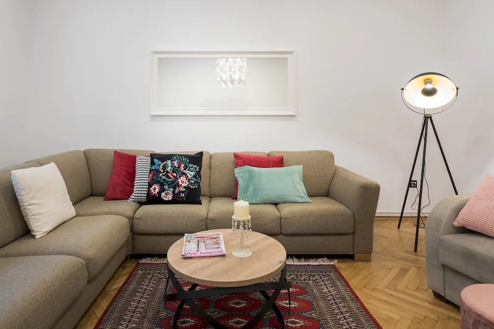 Spacious 2BDR Apartment few steps from City Center