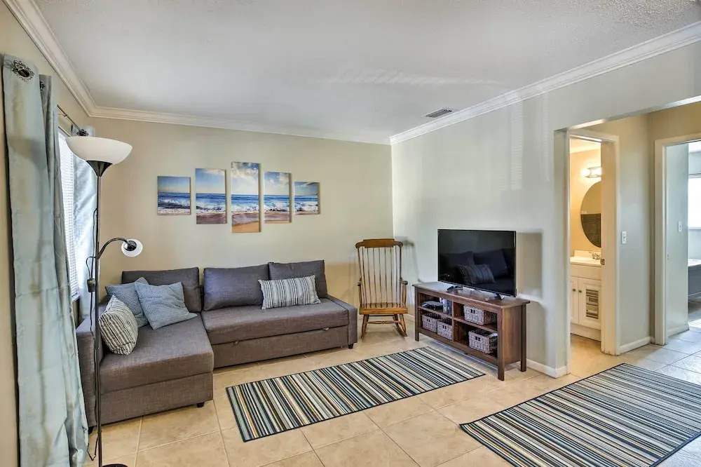 Walk to Beach & Dining: Sunny St Pete Condo!