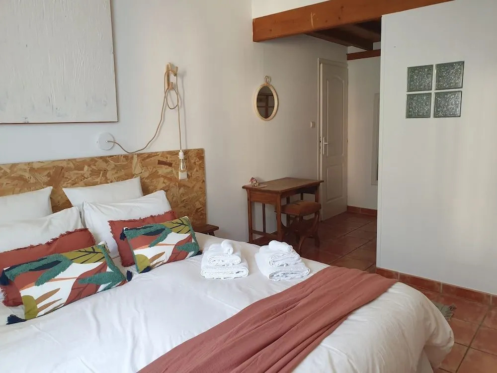 Chambres dHôtes et Gîtes- LAbri sous Roche