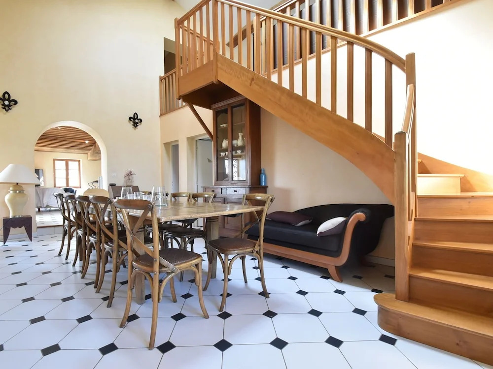 Vintage Farmhouse in Vinzelles with Pool