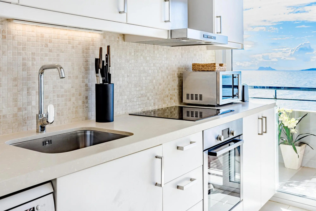 CP - Modern Beachside Apartment in Estepona