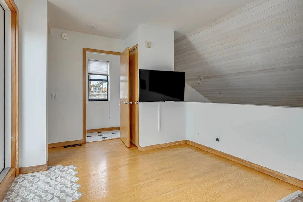 Walk to Venice Beach! Couples Apt w/ Rooftop Deck