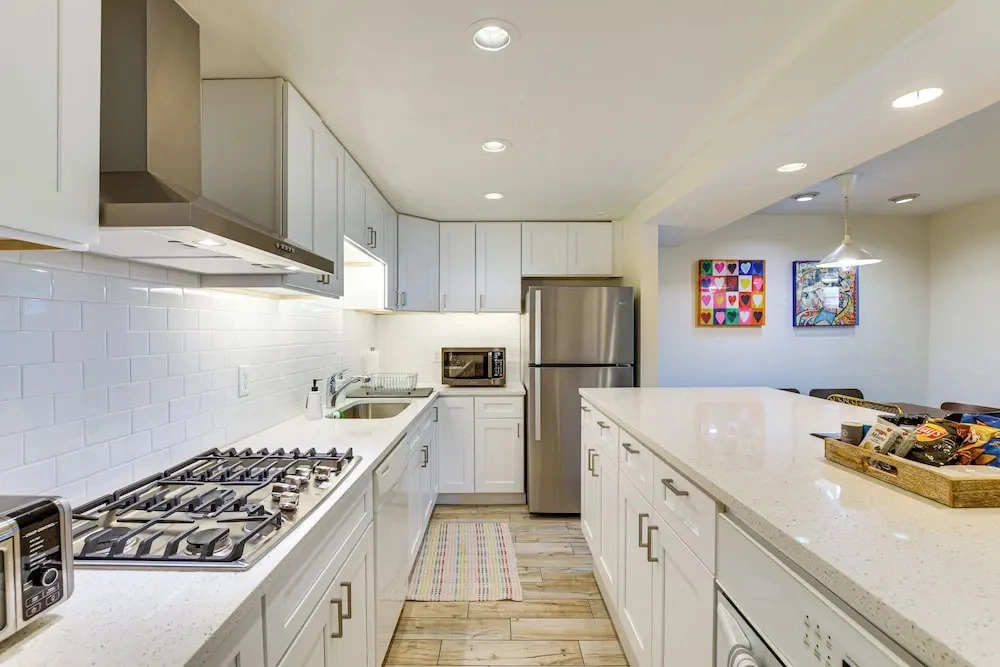 Lincoln Park Apt: Walk to Beach, Shops & Dining