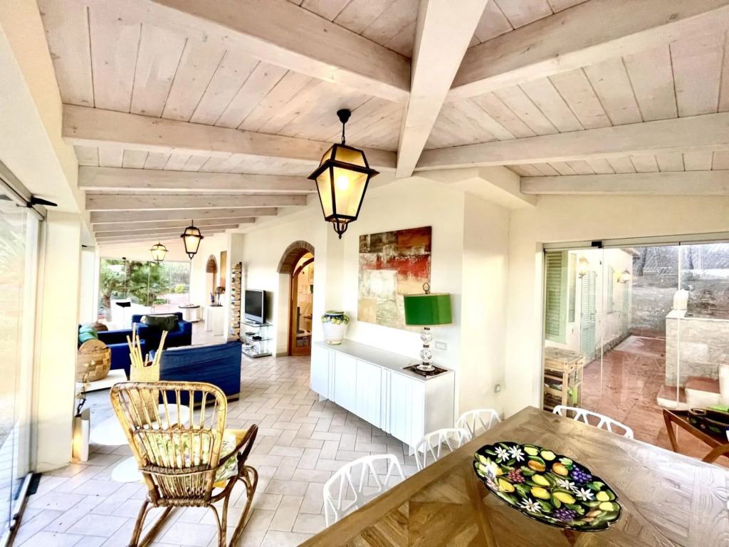 Villa in Posizione Panoramica-Villa Punta Pareti
