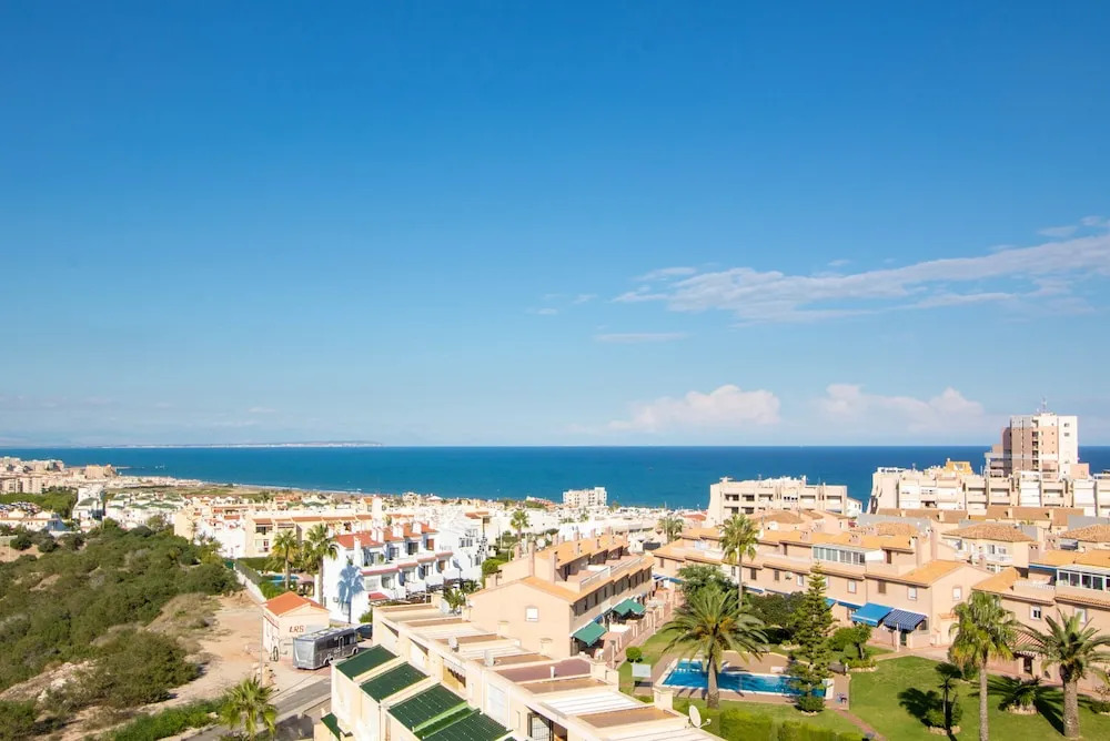 Penthouse with Sea Views & Lovely Garden