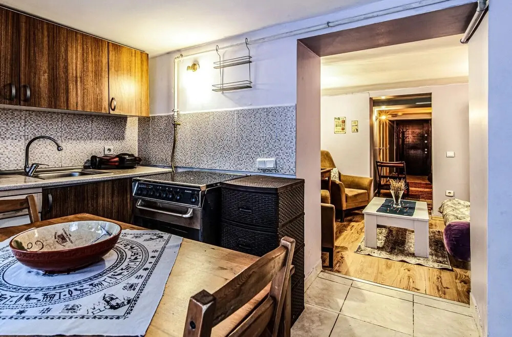 Cozy Home With Backyard in Sisli