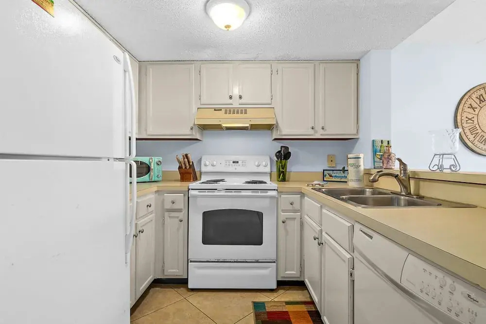 Spacious 2BR Resort Condo Beach, Hot Tubs & Family-friendly Fun