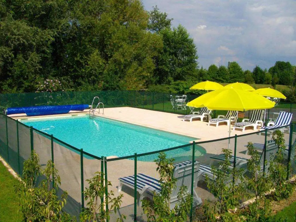 Golf Hotel Colvert - Piscine extérieure et Room Service