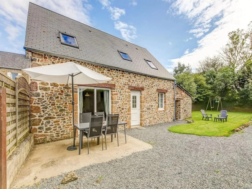 Family Country Cottage in Brainville