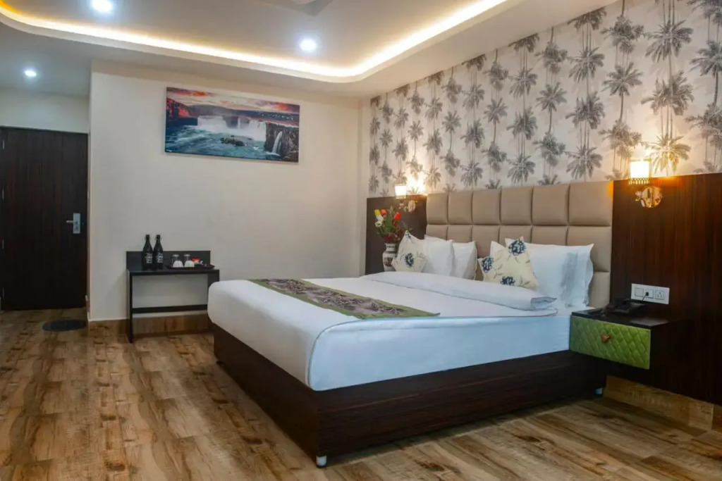 7 Mirror Hotel
