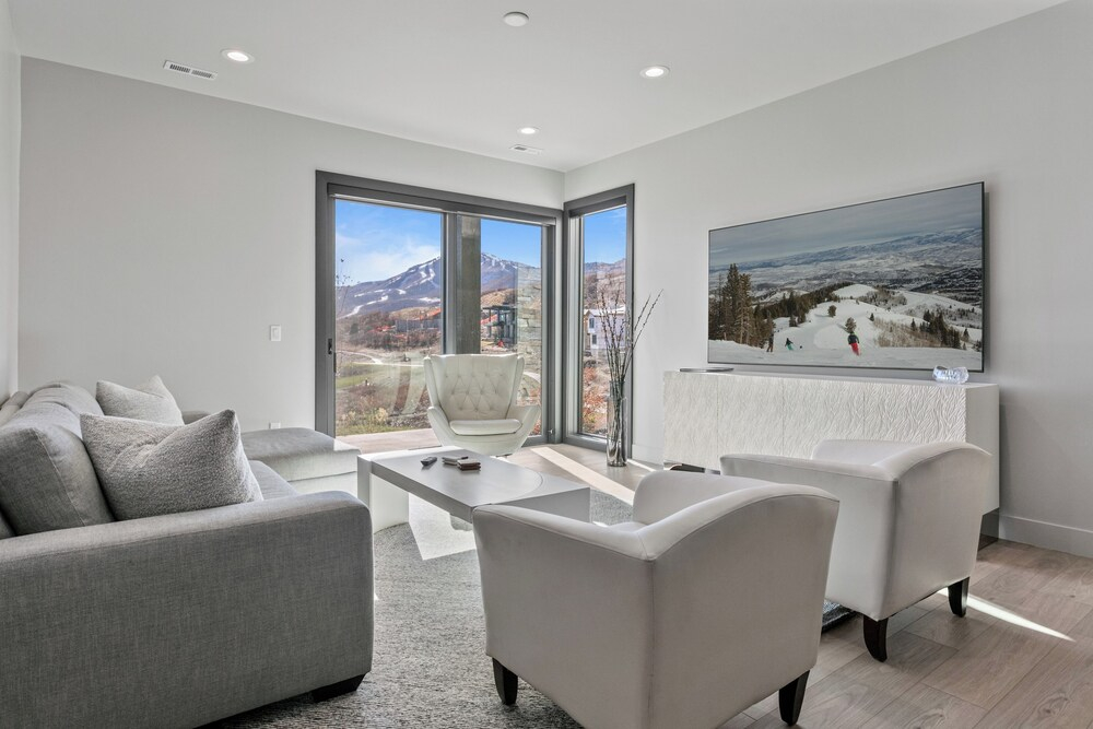 Spacious Ski Getaway Hot Tub 5 Bedroom 5 Home