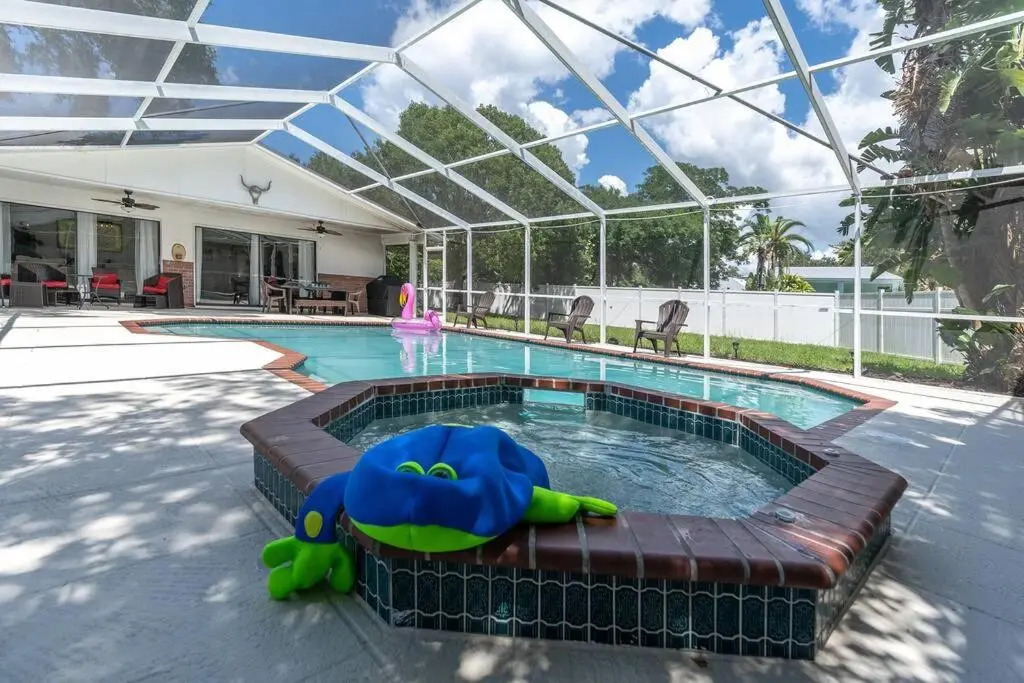 Beautiful home- Private getaway-Heated Pool/Hottub