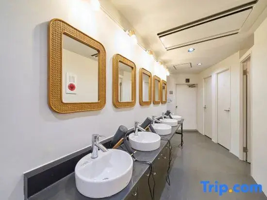 Yokohama Chinatown 3 min walk / Motomachi & Nihon-Odori Station 5 min walk / Cabin-style rooms
