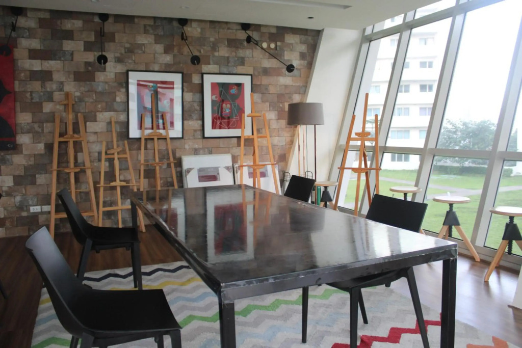 A2J Huge Modern Luxury 2BR Balcony Suite Near Ever Gotesco