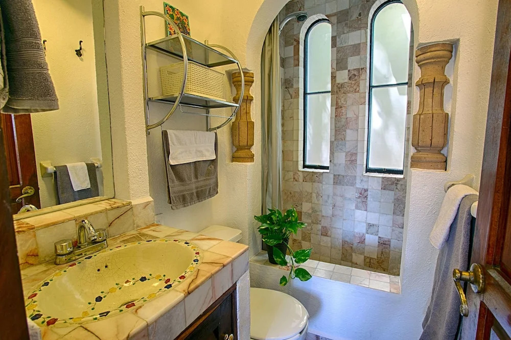 Casa Loma Old Town 3 BR by Casago