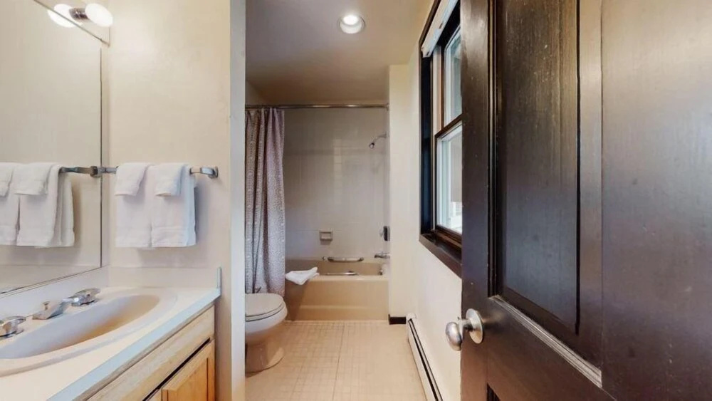 Premier Ski in, Ski-out 1 Bedroom Condo With Spectacular Views, Heated Outdoor Pool and Hot Tub, Short Walk to Village