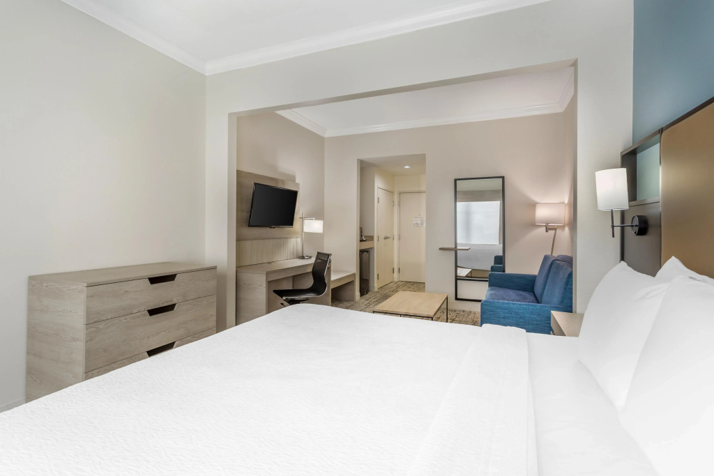 Best Western Plus Airport Inn & Suites