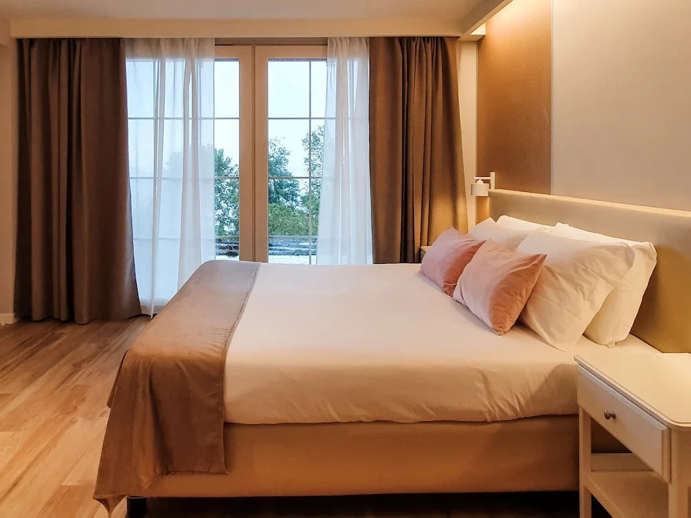 Rota Suites