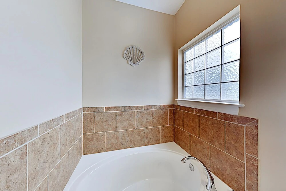 Expansive W/ Elevator - 4 Blocks To Beach 5 Bedroom Condo