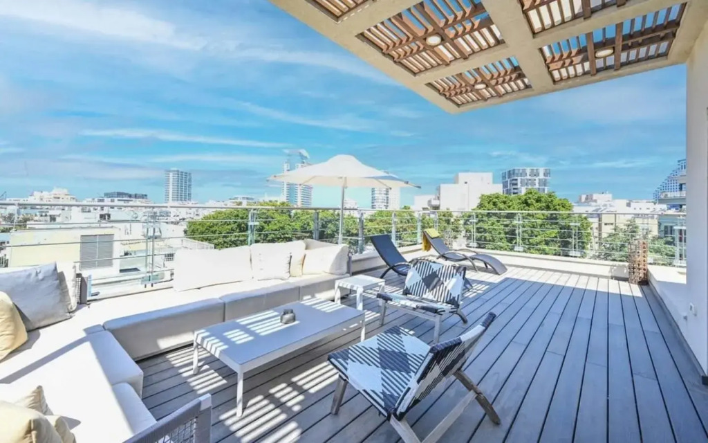 Sunny 3BR Penthouse near the Beach by HolyGuest
