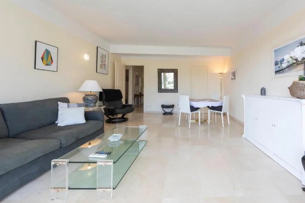 Appartement entièrement équipé de 105 m2 avec vue mer et collines